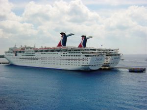 Deux navires de Carnaval au port