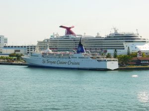 D'autres navires au port