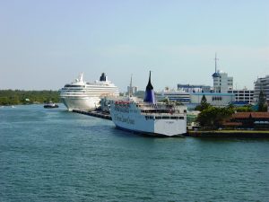 D'autres navires au port