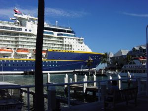 Vue partielle du navire au port