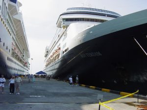 Notre navire à gauche et le Rotterdam de Holland America à droite