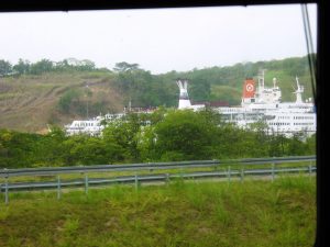 Navire sur le Canal de Panama, photo prise depuis le train