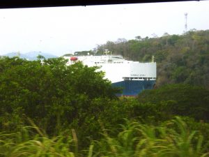 Navire sur le Canal de Panama, photo prise depuis le train