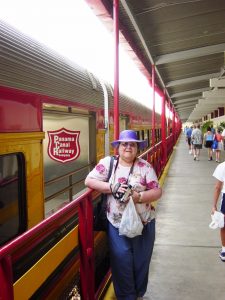 Micheline pose près du train en gare