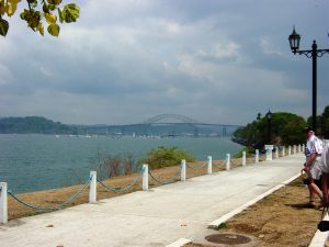 Pont des Amériques (sur le Canal de Panama) reliant les deux Amériques