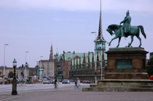 Statue équestre de Frederik VII et Au centre de Copenhague se trouve l'île de Slotsholmen. Proche de l'endroit où la ville a été fondée se trouve l'ancienne bourse de la capitale danoise.