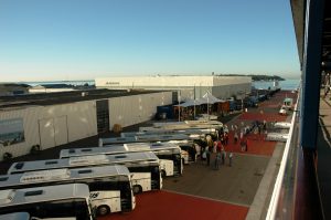 Les autobus pour les excursions nous attendent au port