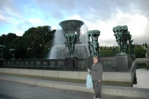 Micheline devant la fontaine