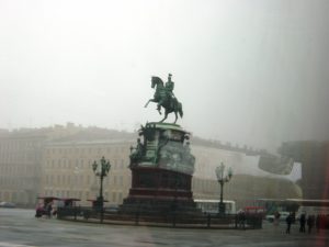 Statue de Pierre Le Grand à Saint-Pétersbourg un matin de brume
