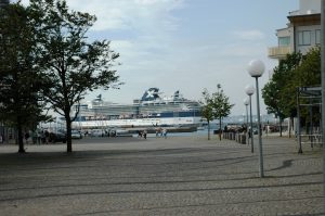 Le Constellation en rade, vue depuis le port