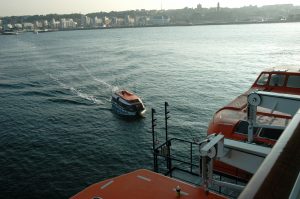 Les navettes approchent le navire arrivant de la ville