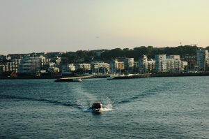 Les navettes qui alternent entre la ville et le bateau