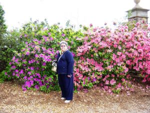 Micheline devant les belles fleurs