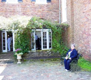 Micheline devant la boutique