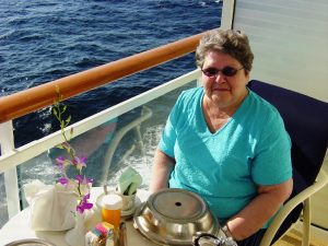 Micheline prend son petit-déjeuner sur le balcon