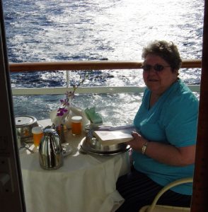 Micheline prend son petit-déjeuner sur le balcon