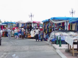 Les marchés aux puces Marigot est la ville française de St.Martin