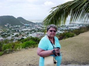 Micheline en excursion ( la ville en arrière-plan)