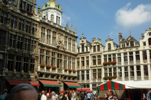 La grande place avec ses édifices médiévales