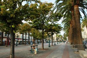 Micheline se repose sur Place Foch