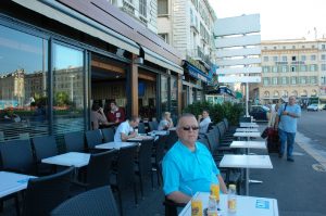 Daniel sur une terrasse au port