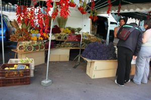 Kiosque de fleurs au marché