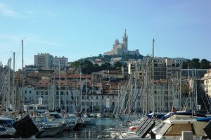 Le port et basilique Notre-Dame de la Garde (arrière-plan)