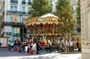 Un beau carousel près du port