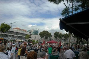 Beaucoup de touristes sur la Place du Commerce