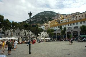 Beaucoup de touristes sur la Place du Commerce