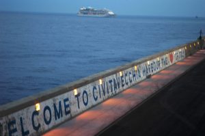 Un autre navire arrive au port