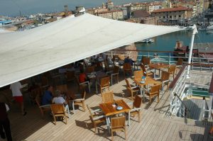 La terrasse du pont 10 et la ville (arrière-plan)