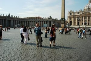 Daniel pose devant le Vatican