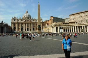 Micheline pose devant le Vatican