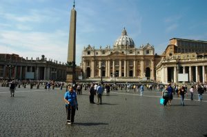 Micheline pose devant le Vatican