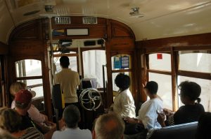 Dans un tram en excursion