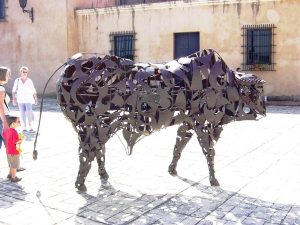 Un taureau en métal forgé domine la place d'Espagne