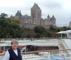 Micheline sur pont 11 - Chateau Frontenac en arrière-plan