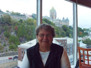 Micheline au Ocean View Café et le Chateau Frontenac (en arrière-plan)