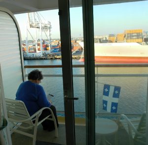 Micheline lit le journal du Jour sur le balcon