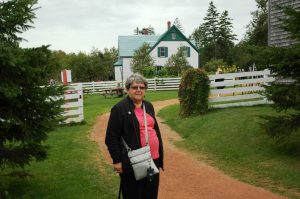 Micheline devant la maison aux pignons verts