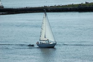 Un voilier au port