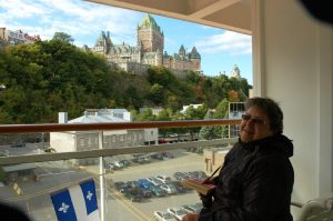 Micheline sur le balcon, le chateau Frontenac en arrière-plan