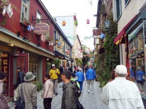 Les touristes visitent le Petit Champlain