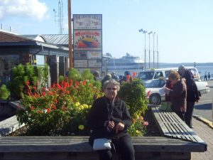 Micheline se repose au port Le Constellation (arrière-plan)