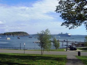 Le Constellation en rade dans la baie