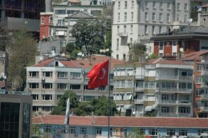 Le drapeau turc devant la ville