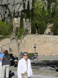 Micheline au pied du Monastère