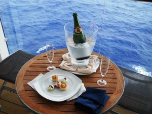 Champagne et canapé sur la terasse de la cabine