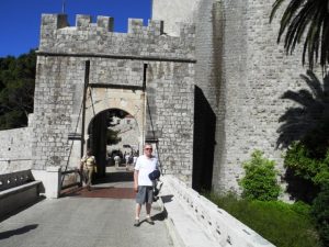 Daniel devant la porte du fort Revelin